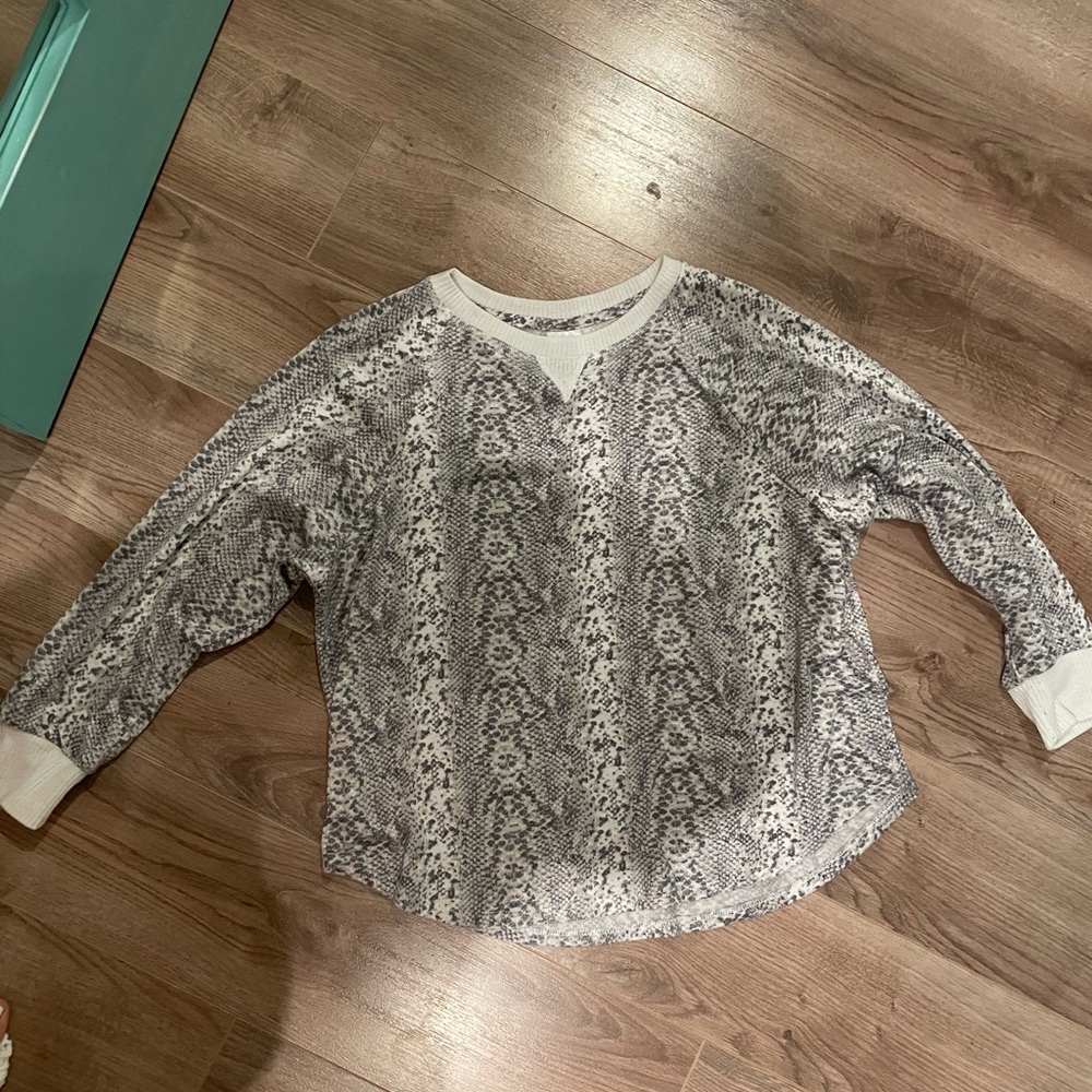 Cute snake skin light sweater